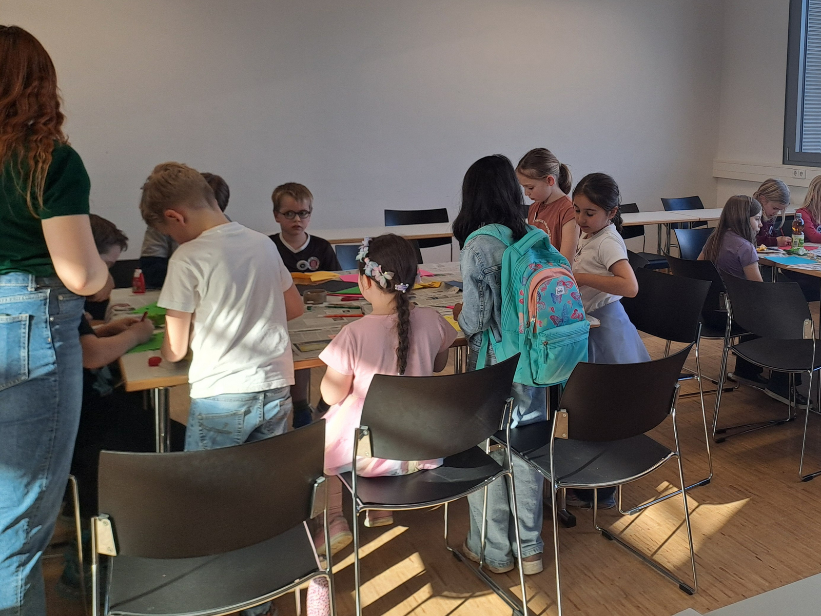 Kinder basteln Windräder mit der AG Nachhaltigkeit an der Kinderuni